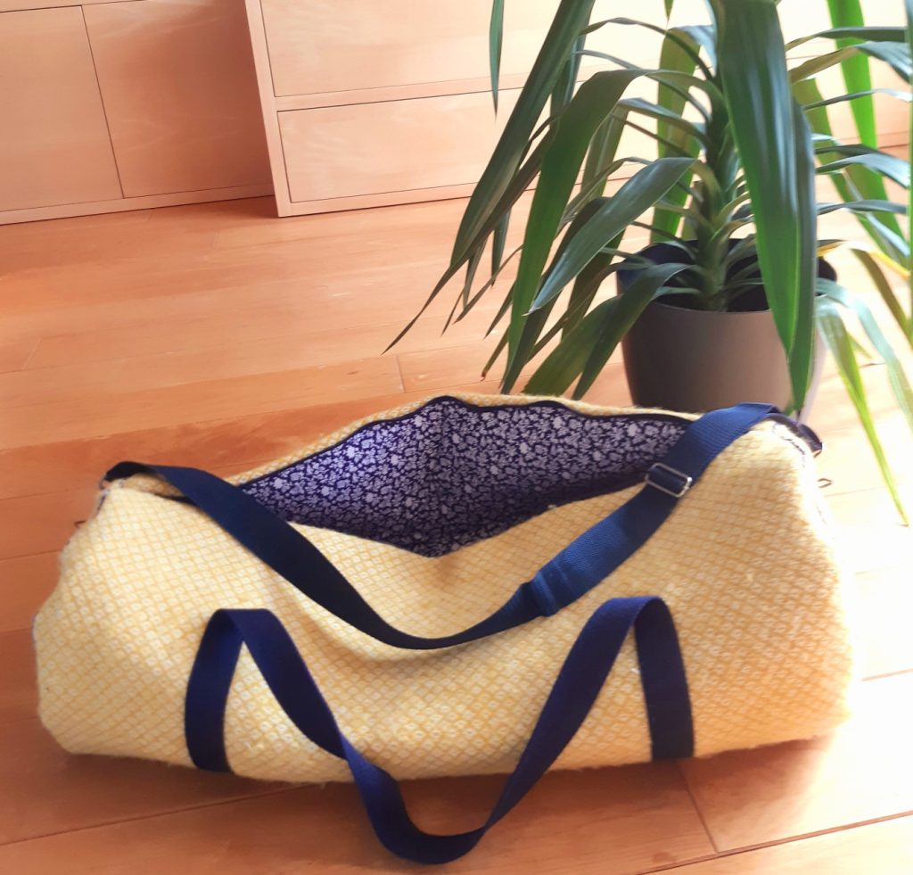 ruime yogatas met dubbele binnenzak, dubbele hengsels en verstelbare schouderriem, gemaakt van deken