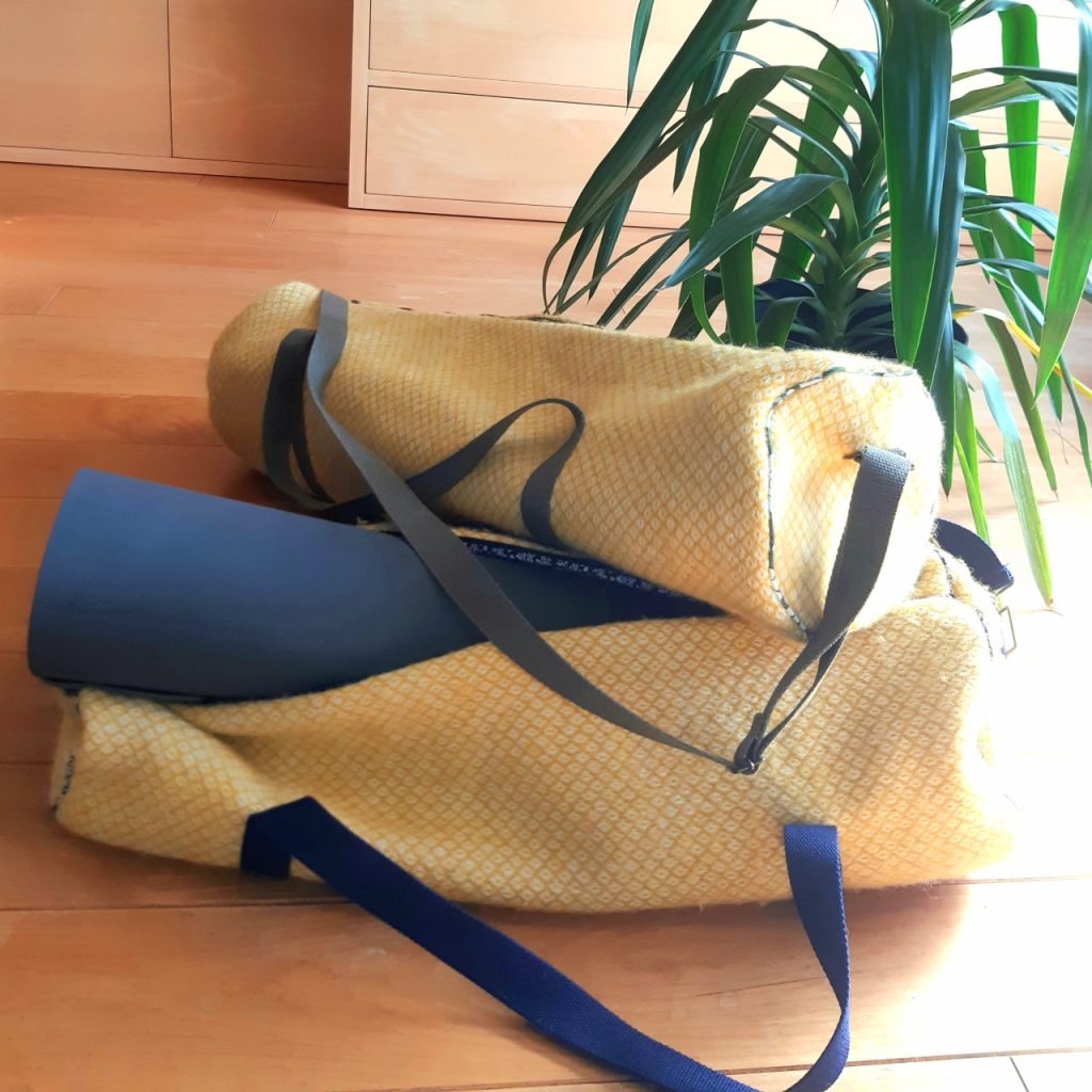 ruime yogatas met dubbele binnenzak, dubbele hengsels en verstelbare schouderriem, gemaakt van deken