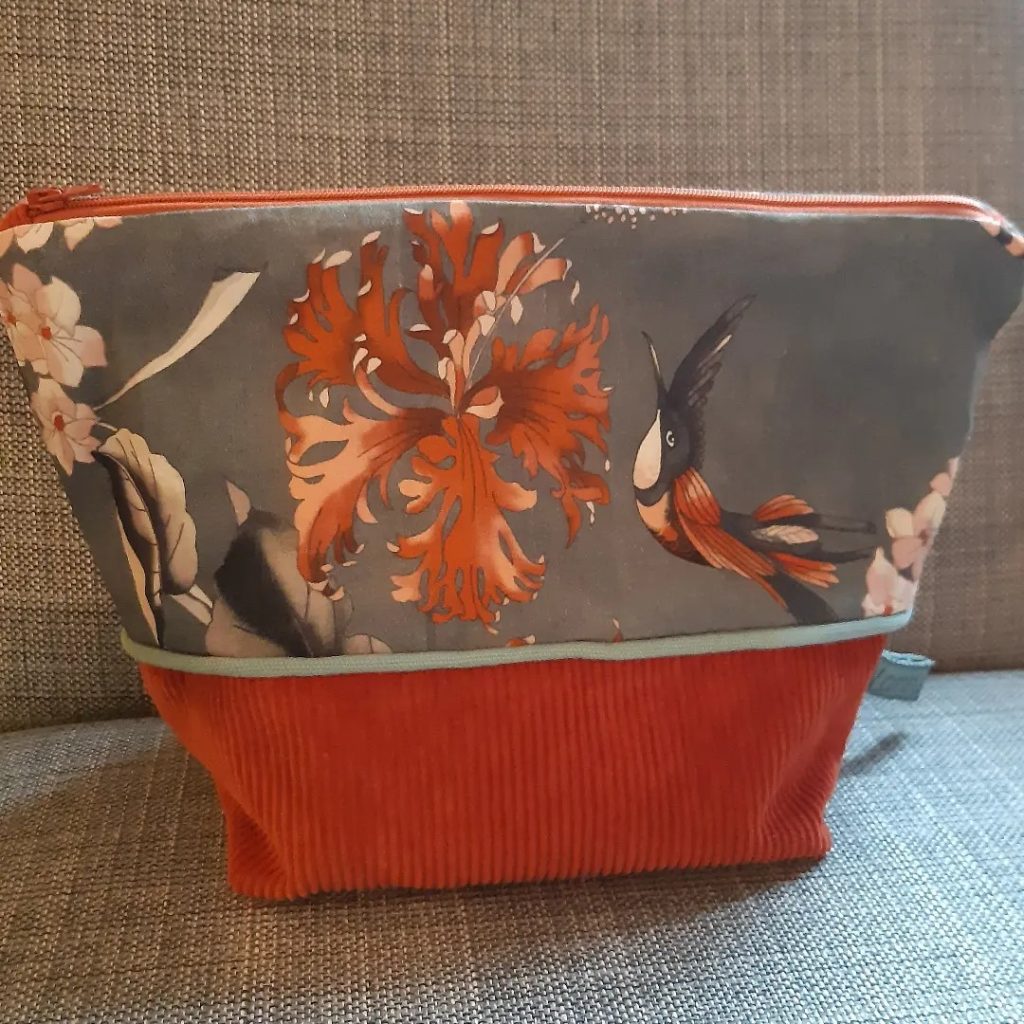 toiletzak van stofresten met ritssluiting, binnenzakje met rits