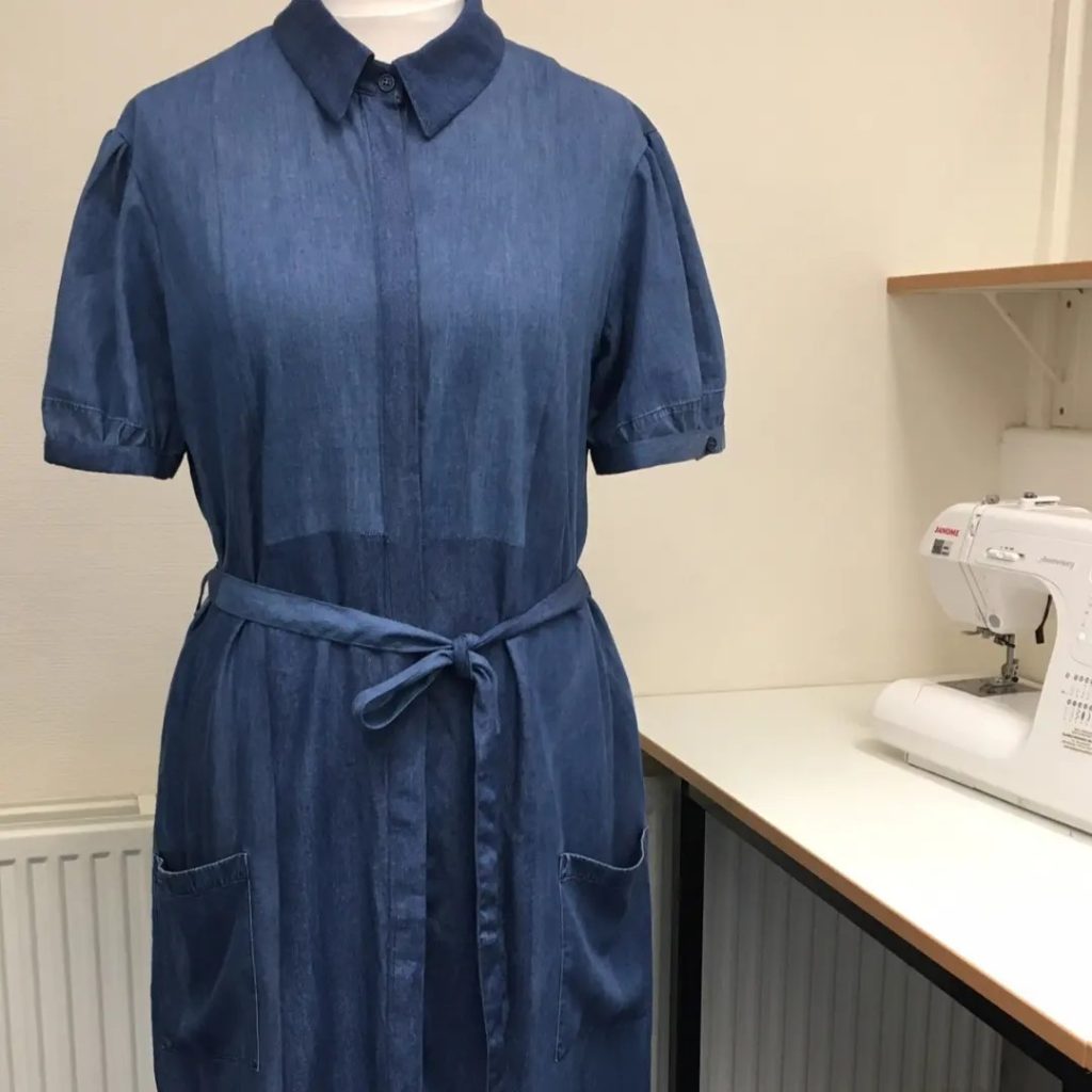 denimjurkje op maat, samengesteld uit verschillende kledingstukken
