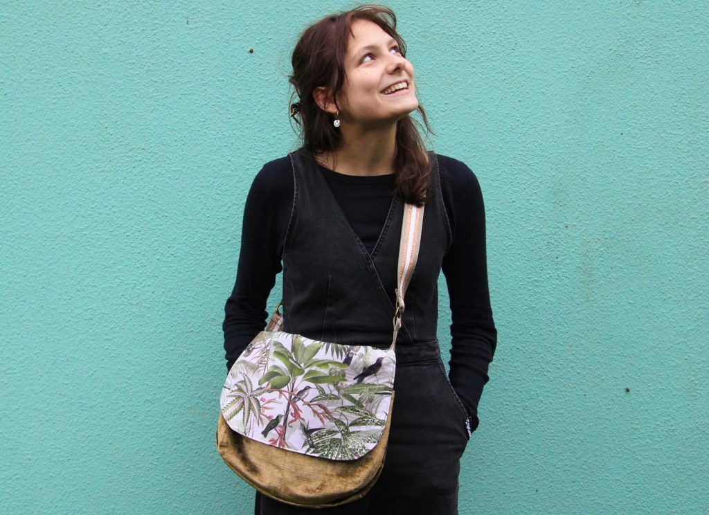 praktische handtas met verschillende binnenzakjes en verstelbare schouderriem uit gerecupereerde gordijnstoffen