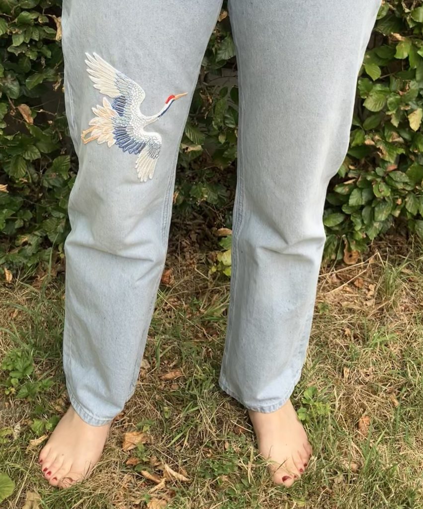 broek met vlek krijgt make-over met geborduurde kraanvogelpatch