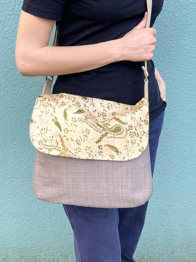 praktische handtas met verschillende binnenzakjes en verstelbare schouderriem uit gerecupereerde gordijnstoffen