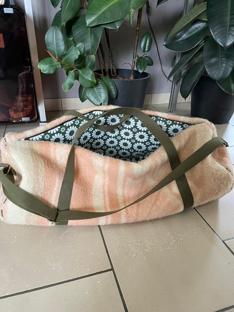 ruime yogatas met dubbele binnenzak, dubbele hengsels en verstelbare schouderriem, gemaakt van een oude deken